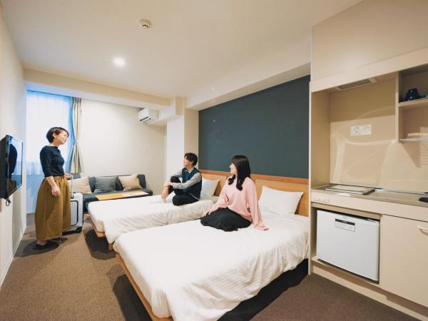 The Stay Osaka Shinsaibashi : photo 2 de la chambre chambre triple avec kitchenette et salle de bains privative