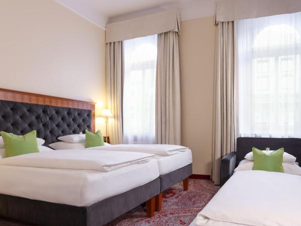 Hotel Kaiserhof Wien : photo 5 de la chambre chambre classique double ou lits jumeaux avec lit d'appoint