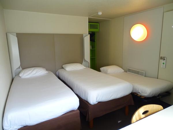 Campanile Troyes Sud - Buchères : photo 6 de la chambre chambre standard - 1 lit double et 1 lit junior (jusqu'à 10 ans)