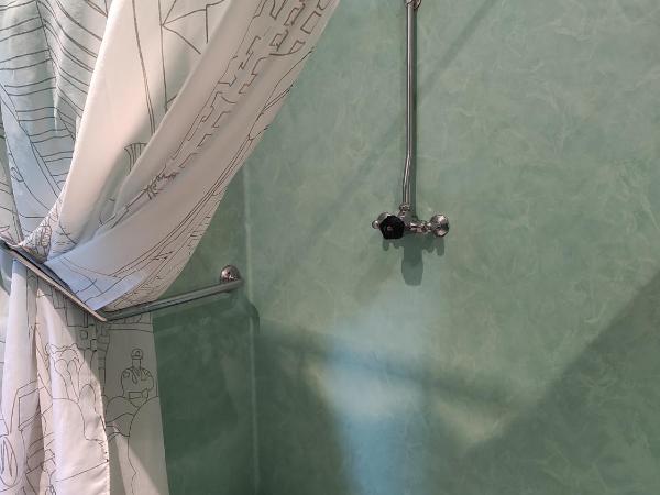 Auberge de Jeunesse HI Cherbourg : photo 2 de la chambre chambre triple avec douche