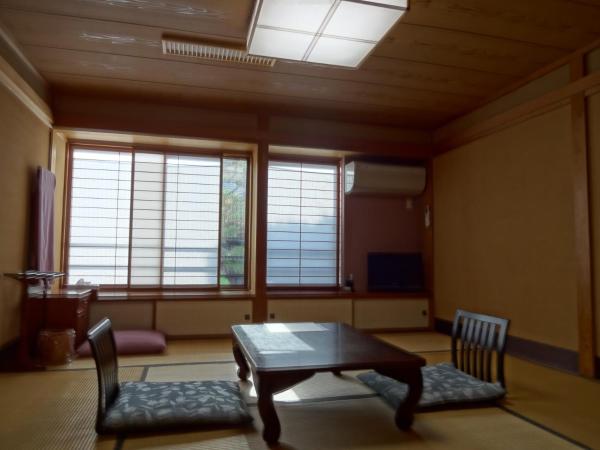 Jizokan Matsuya Ryokan : photo 1 de la chambre chambre de style japonais avec salle de bains privative
