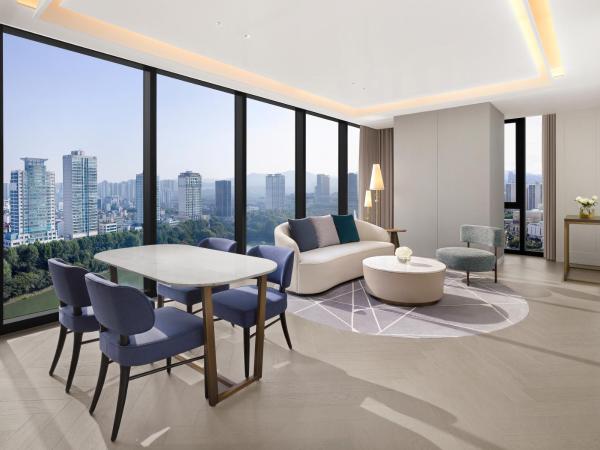 Sofitel Ambassador Seoul Hotel & Serviced Residences : photo 1 de la chambre suite exécutive 1 chambre lit king-size - vue sur lac