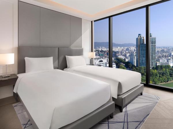 Sofitel Ambassador Seoul Hotel & Serviced Residences : photo 3 de la chambre suite exécutive 1 chambre lit king-size - vue sur lac