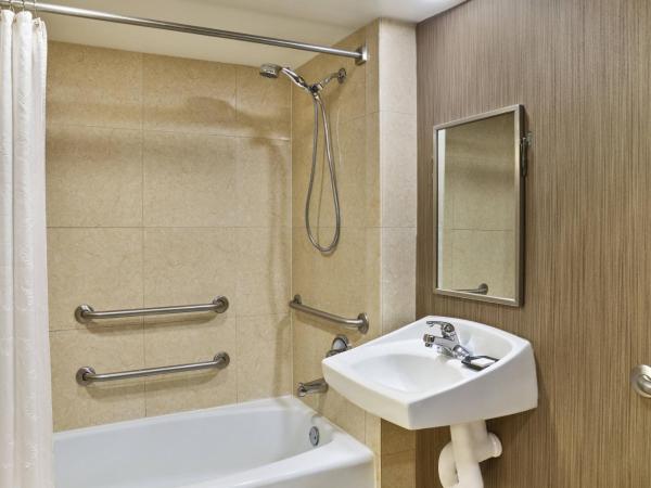 Courtland Grand Hotel, Trademark Collection by Wyndham : photo 4 de la chambre queen room with mobility/hearing access and bathtub with grab bars, non-smoking