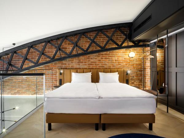 Mercure Krakow Fabryczna City : photo 5 de la chambre suite lit king-size supérieure avec canapé