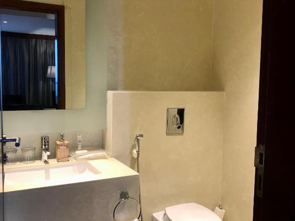 Crowne Plaza Kochi, an IHG Hotel : photo 4 de la chambre suite exécutive king-size - vue sur backwater - non-fumeurs