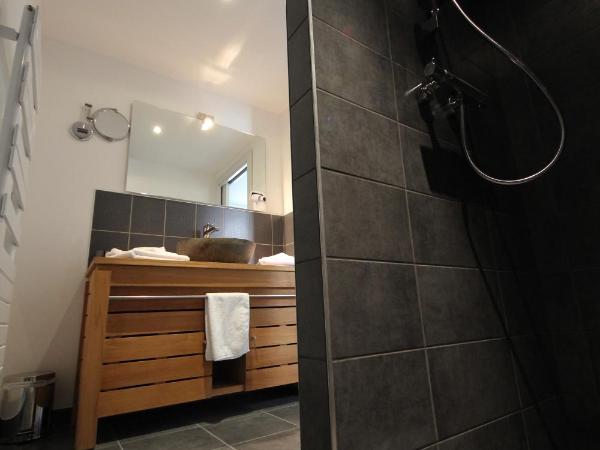 Au Coeur des Lacs - Chambres d'hôtes : photo 7 de la chambre chambre double avec terrasse - belbriette