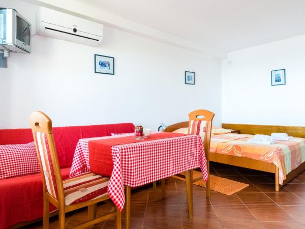 Guesthouse Home Sweet Home : photo 5 de la chambre studio avec terrasse et vue sur la mer