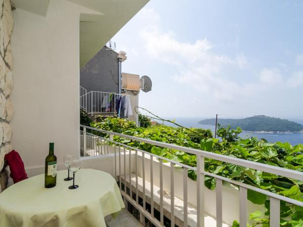 Guesthouse Home Sweet Home : photo 2 de la chambre studio avec balcon et vue sur la mer