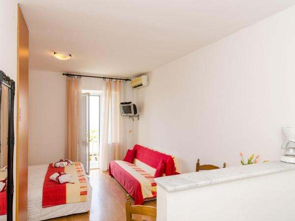 Guesthouse Home Sweet Home : photo 10 de la chambre studio avec balcon et vue sur la mer