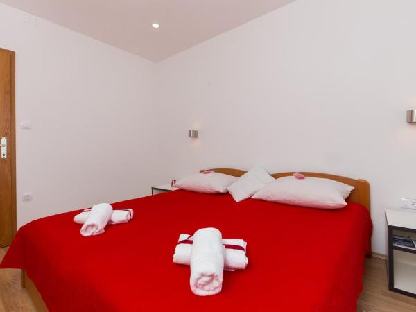 Guesthouse Home Sweet Home : photo 4 de la chambre chambre double supérieure avec balcon - vue sur mer