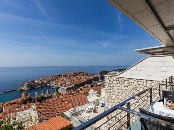 Guesthouse Home Sweet Home : photo 2 de la chambre chambre double supérieure avec balcon - vue sur mer
