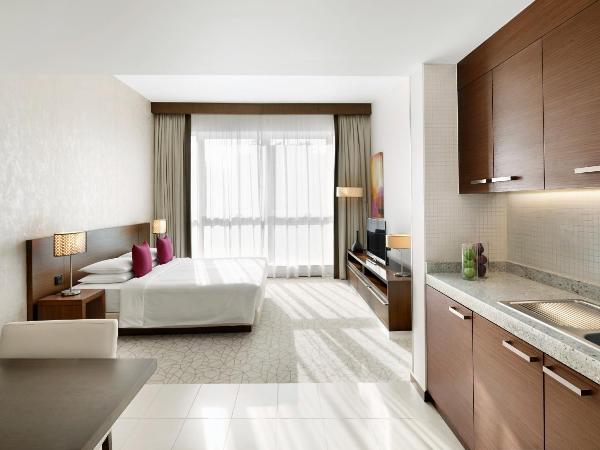 Hyatt Place Dubai Al Rigga Residences : photo 6 de la chambre ce studio comprend une cuisine.