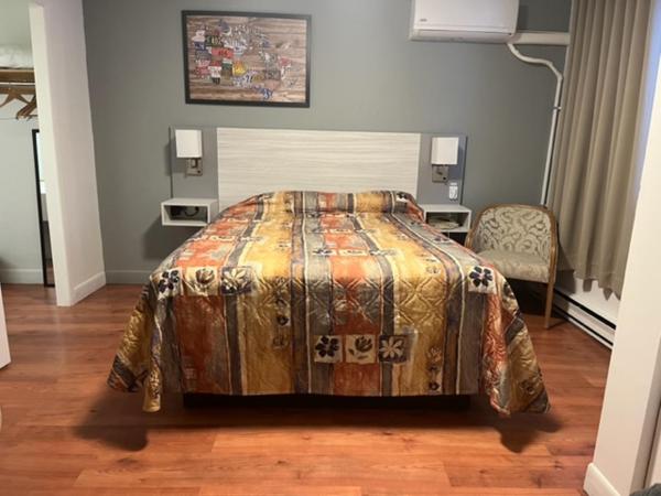 Hotel Motel Le Regent : photo 1 de la chambre studio lit queen-size