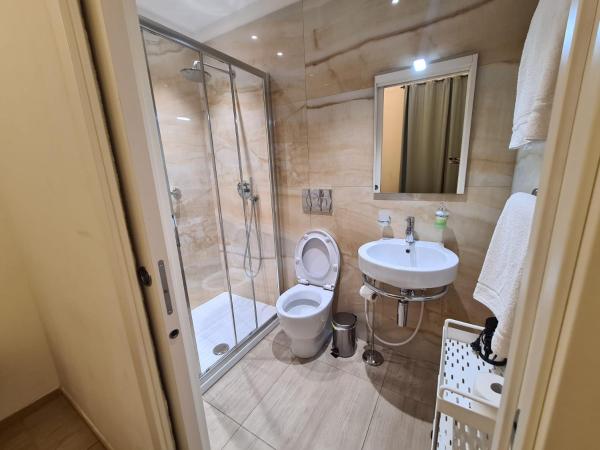 Central Savona B&B : photo 1 de la chambre chambre double avec lit d'appoint