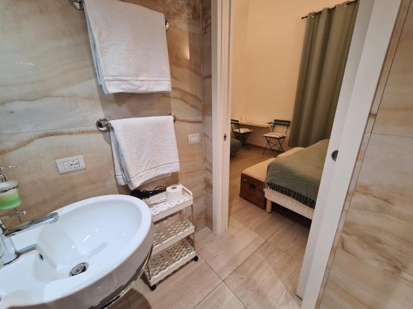 Central Savona B&B : photo 2 de la chambre chambre double avec lit d'appoint