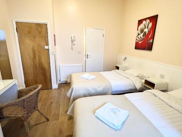 Melbourne House Hotel : photo 2 de la chambre chambre triple avec salle de bains privative