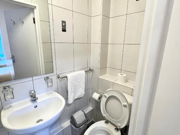 Melbourne House Hotel : photo 6 de la chambre chambre triple avec salle de bains privative