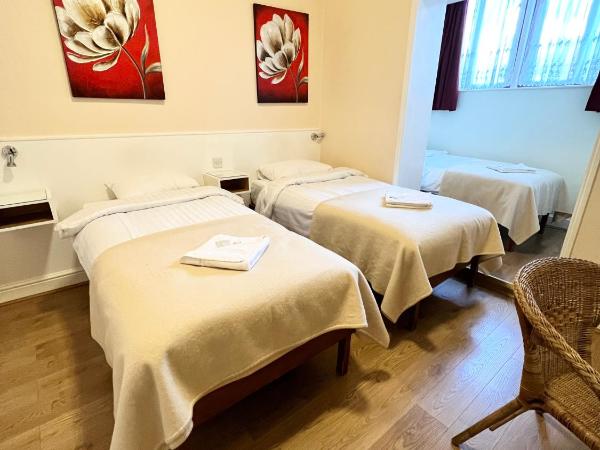 Melbourne House Hotel : photo 1 de la chambre chambre triple avec salle de bains privative