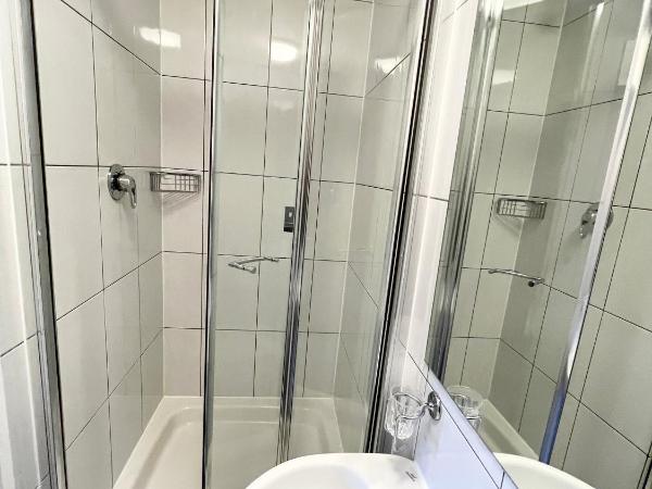 Melbourne House Hotel : photo 8 de la chambre chambre triple avec salle de bains privative