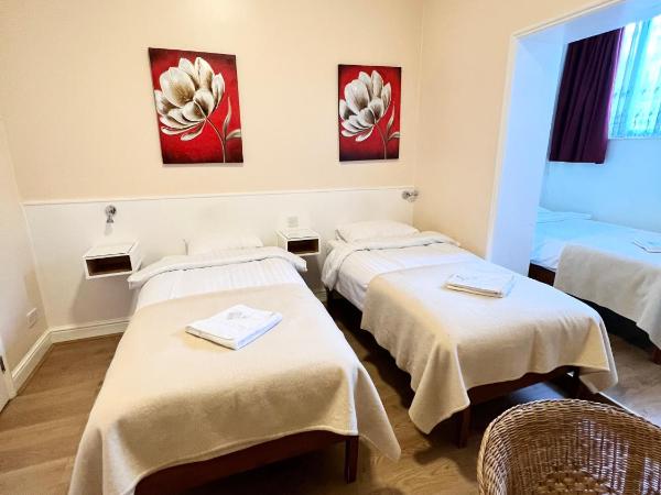 Melbourne House Hotel : photo 9 de la chambre chambre triple avec salle de bains privative
