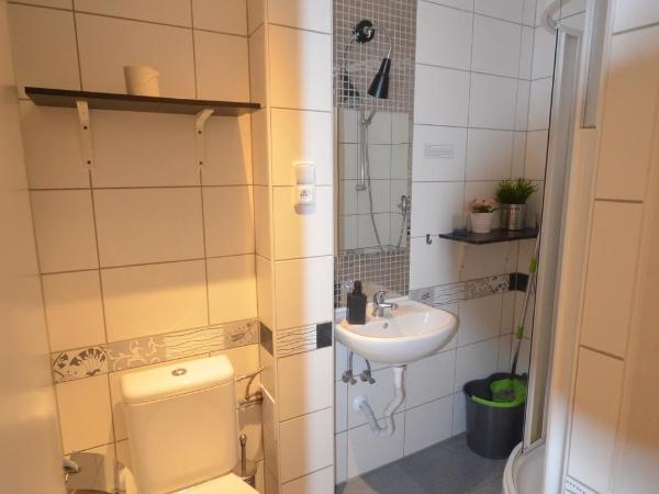 Travel&Joy backpackers : photo 9 de la chambre chambre lits jumeaux Économique avec salle de bains commune