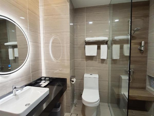 Pacific Regency Beach Resort, Port Dickson : photo 4 de la chambre hébergement de luxe lit king-size - vue sur ville