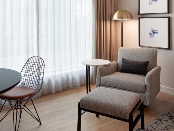 Sheraton Gateway Hotel in Toronto International Airport : photo 2 de la chambre chambre lit king-size traditionnelle