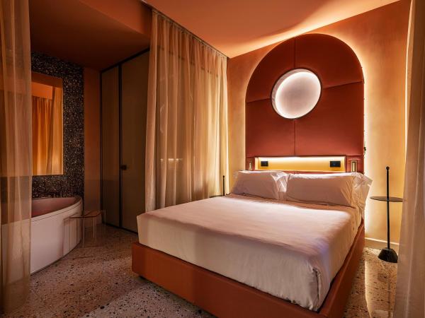 Enterprise Hotel Design & Boutique : photo 1 de la chambre suite lit queen-size avec baignoire spa