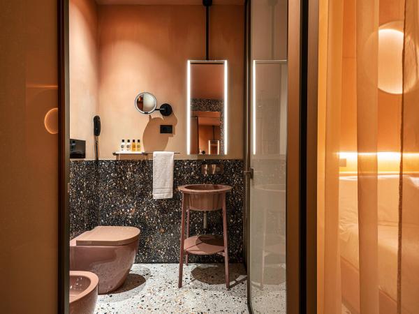 Enterprise Hotel Design & Boutique : photo 7 de la chambre suite lit queen-size avec baignoire spa