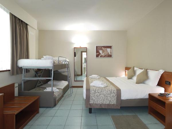 ALA Hotel : photo 3 de la chambre chambre quadruple