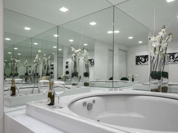 LHP Napoli Palace & SPA : photo 4 de la chambre suite lit king-size avec baignoire spa