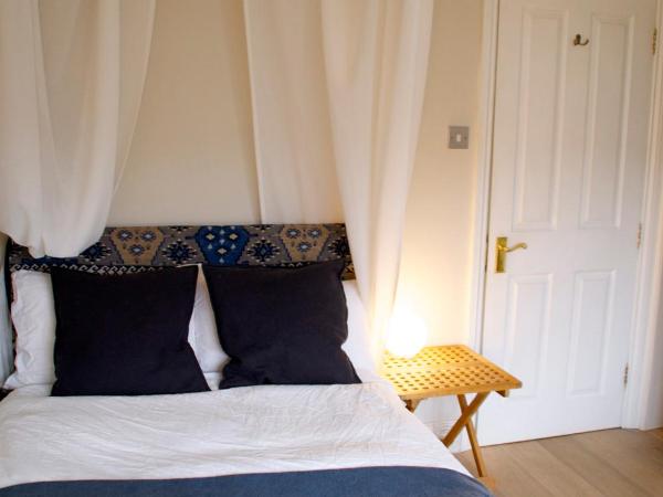 Brookview Guest House : photo 2 de la chambre chambre double - vue sur jardin