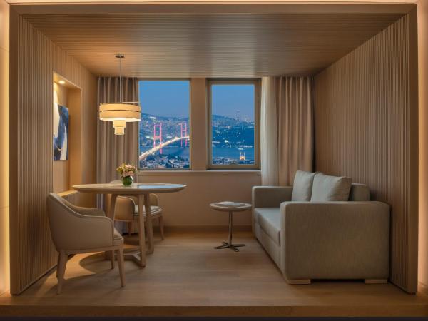 Mövenpick Hotel Istanbul Bosphorus : photo 9 de la chambre suite lit king-size - vue sur bosphore 