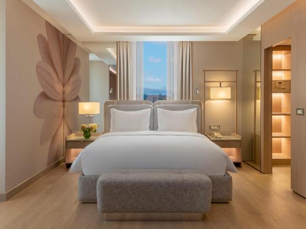 Mövenpick Hotel Istanbul Bosphorus : photo 5 de la chambre suite lit king-size - vue sur bosphore 