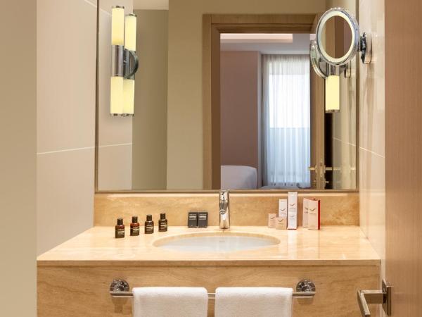 Mövenpick Hotel Istanbul Bosphorus : photo 10 de la chambre chambre lit king-size deluxe - vue sur bosphore 