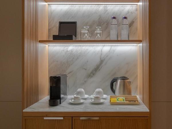 Mövenpick Hotel Istanbul Bosphorus : photo 8 de la chambre suite lit king-size - vue sur bosphore 