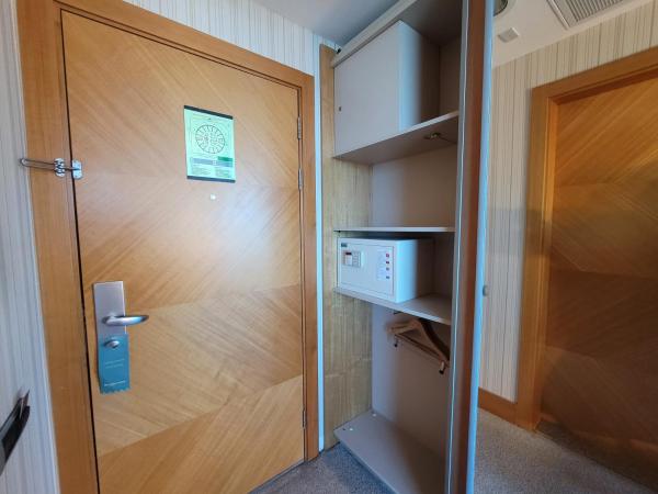 Wyndham Grand Izmir Ozdilek Thermal & Spa : photo 6 de la chambre hébergement lit king-size accessible aux personnes à mobilité réduite - non-fumeurs - vue sur montagne