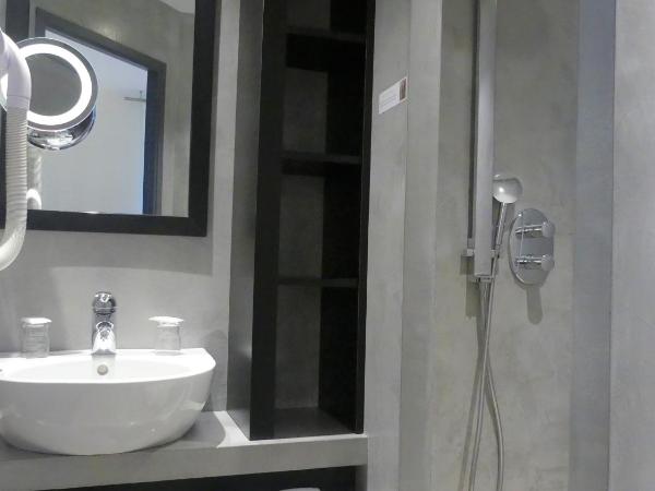 Logis Hôtel Saint Guirec Et De La Plage : photo 6 de la chambre chambre double - vue sur jardin