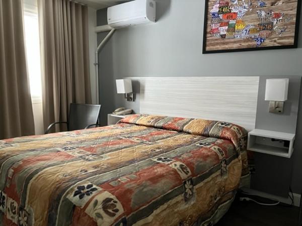 Hotel Motel Le Regent : photo 4 de la chambre chambre standard lit queen-size