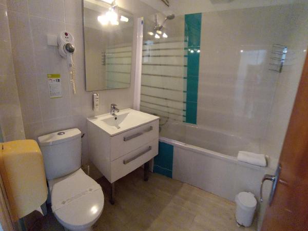 Hôtel Beau Rivage : photo 9 de la chambre chambre double avec terrasse et salle de bains - non-fumeurs