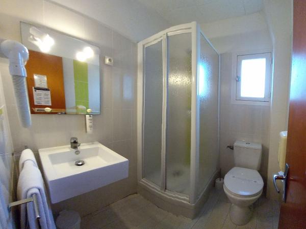Hôtel Beau Rivage : photo 6 de la chambre chambre double avec douche - vue sur cour