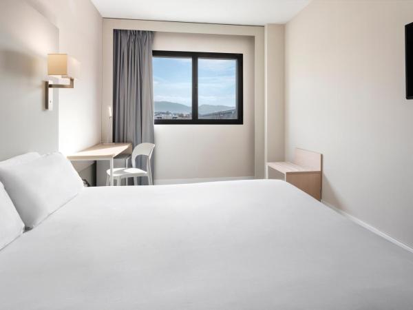 B&B HOTEL Granada Estación : photo 1 de la chambre chambre double ou lits jumeaux