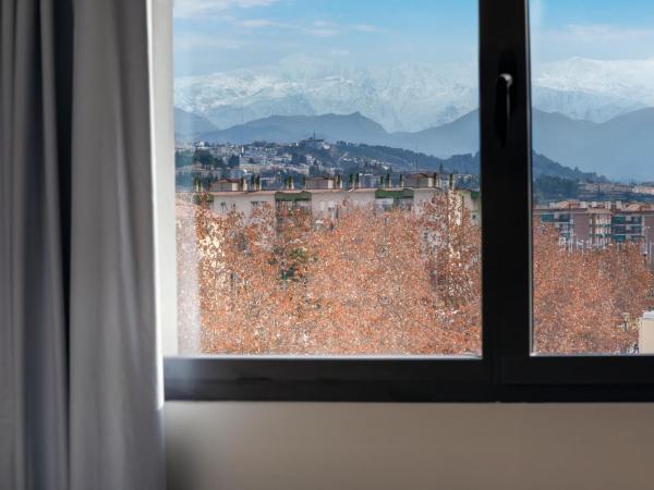 B&B HOTEL Granada Estación : photo 4 de la chambre chambre double - vue sur montagne