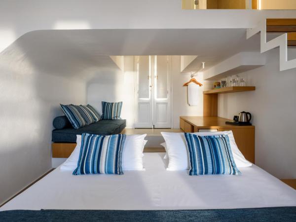 Muses Cycladic Suites : photo 7 de la chambre petite suite en duplex avec jacuzzi extérieur ouvert en saison