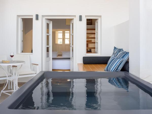Muses Cycladic Suites : photo 1 de la chambre petite suite en duplex avec jacuzzi extérieur ouvert en saison