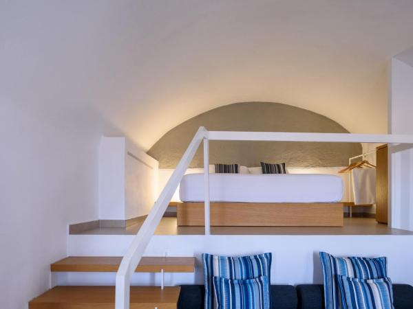 Muses Cycladic Suites : photo 7 de la chambre petite suite 2 chambres avec jacuzzi extérieur ouvert en saison - vue sur mer
