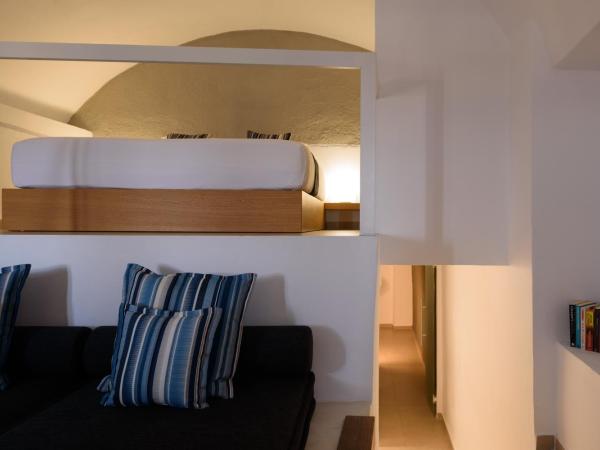 Muses Cycladic Suites : photo 10 de la chambre petite suite 2 chambres avec jacuzzi extérieur ouvert en saison - vue sur mer