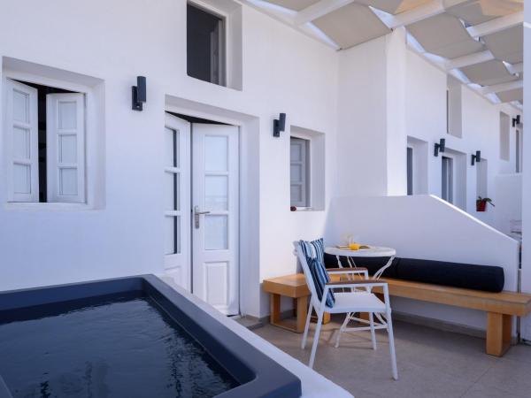 Muses Cycladic Suites : photo 5 de la chambre petit appartement 2 chambres avec jacuzzi extérieur ouvert en saison