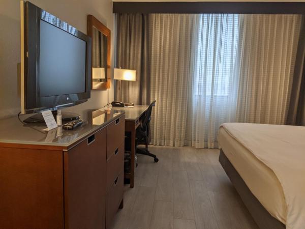 Wyndham Indianapolis Airport : photo 2 de la chambre room with two double beds/west wing - non-smoking